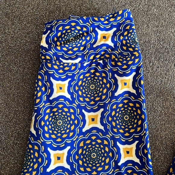 LuLaRoe geometric print leggings OS. - Picture 2 of 7